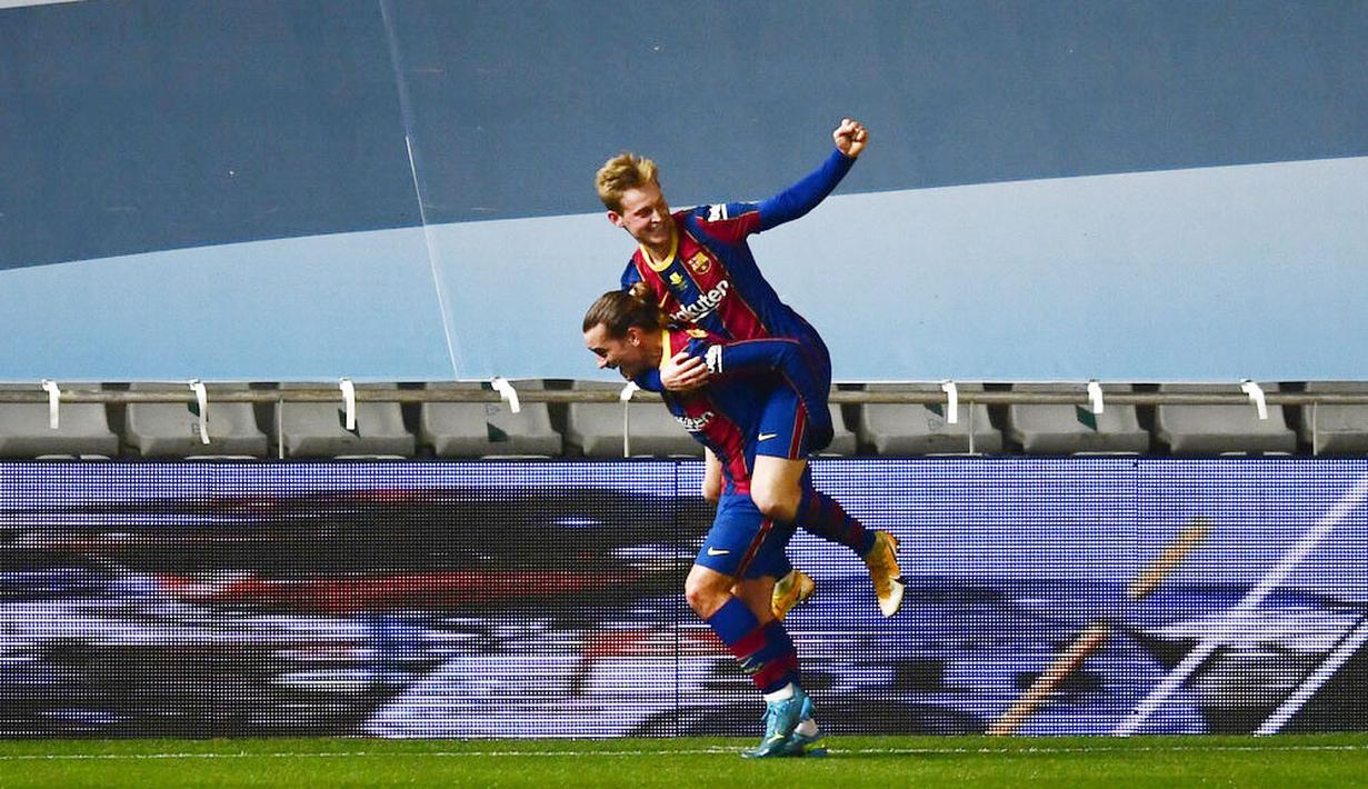 Gelandang Barcelona, Frenkie de Jong, melakukan selebrasi bersama Antoine Griezmann usai mencetak gol ke gawang Real Sociedad pada laga semifinal Piala Super Spanyol di Stadion Nuevo Arcangel, Rabu (13/1/2021). Barcelona menang adu penalti dengan skor 3-2. (AP/Jose Breton)