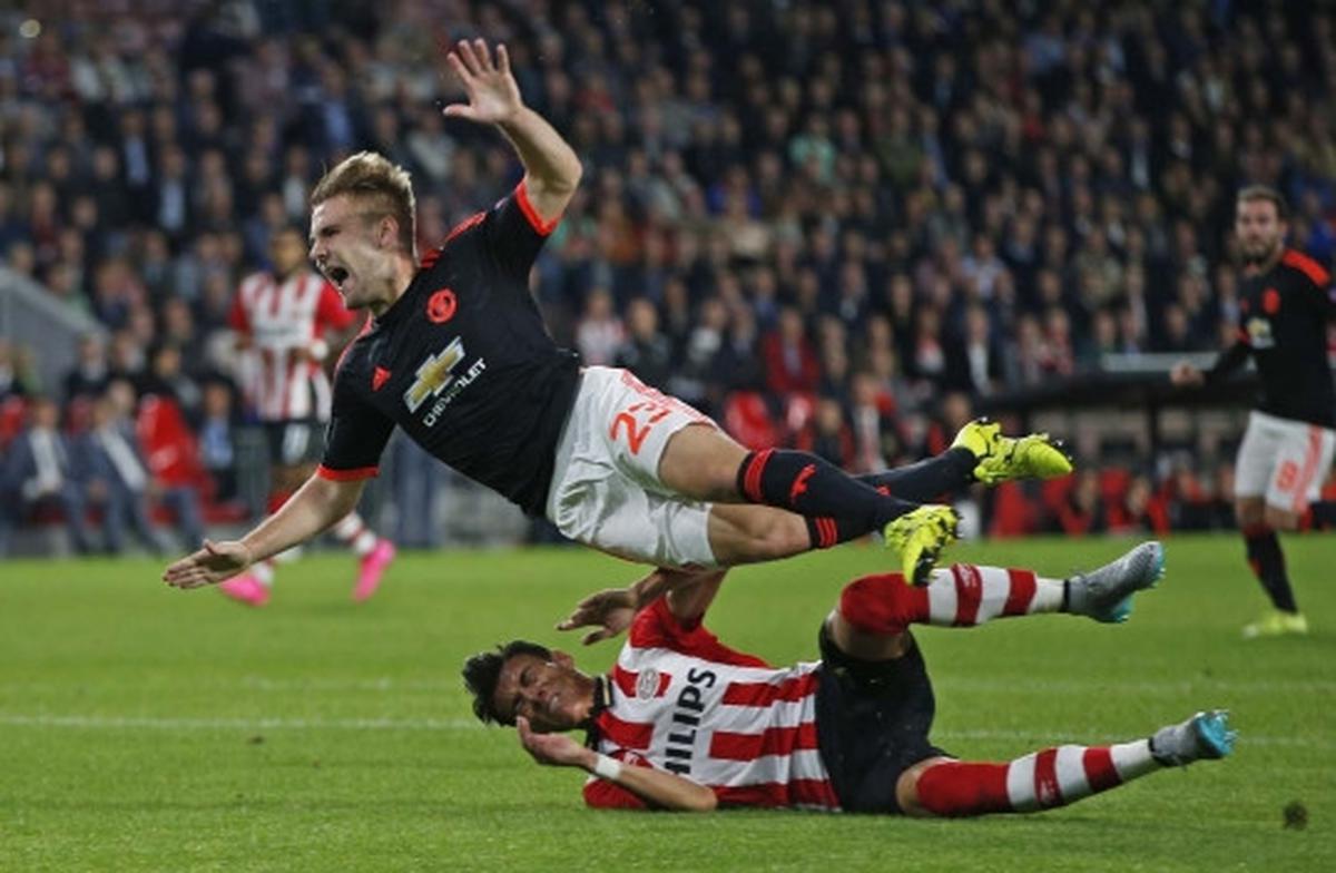 Ini insiden patah kaki Luke Shaw usai dijegal pemain PSV Eindhoven