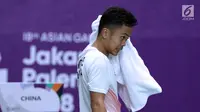 Tunggal putra Indonesia, Anthony Sinisuka Ginting mengelap keringat saat melawan pemain China Shi Yuqi pada final Beregu Putra Asian Games 2018 di Istora Kompleks GBK, Jakarta, Rabu (22/8). Indonesia kalah 1-3. (Liputan6.com/Helmi Fithriansyah)