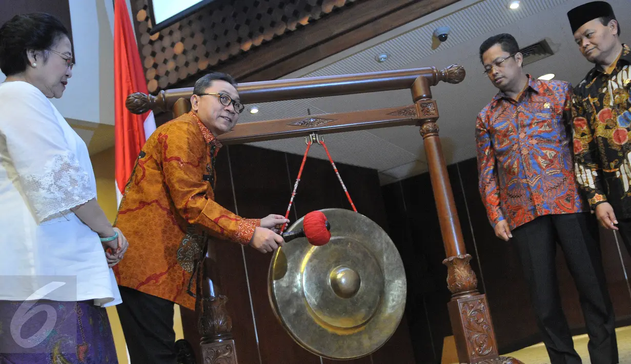 Ketua MPR Zulkifli Hasan (kedua kiri) memukul gong saat pembukaan seminar nasional kebangsaan bertema ‘Mengkaji sistem ketatanegaraan Indonesia : Apakah sudah baik?’ di Kompleks Parlemen, Senayan, Jakarta, Selasa (18/8). (Liputan6.com/Herman Zakharia)