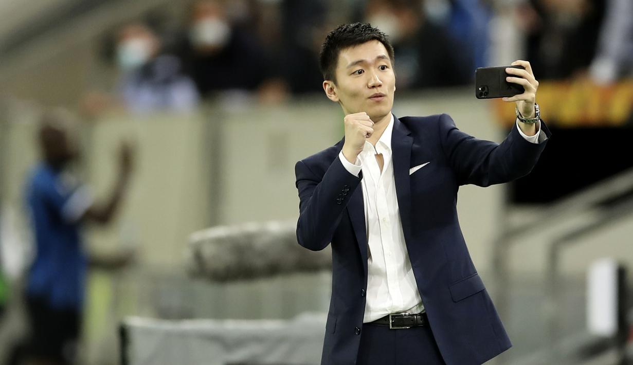 Presiden Inter Milan, Steven Zhang, melakukan swafoto usai tim nya mengalahkan Shakhtar Donetsk pada laga semifinal Liga Europa di Dusseldorf Arena, Selasa (18/8/2020). Inter Milan akan berjumpa Sevilla di final. (Lars Baron/Pool via AP)