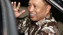 Menristekdikti, Mohamad Nasir melambaikan tangan usai mengunjungi KPK di Jakarta, Kamis (29/11). Kunjungan M Nasir tersebut untuk membicarakan kerjasama antar kedua lembaga terkait pencegahan anti korupsi. (Liputan6.com/Herman Zakharia)