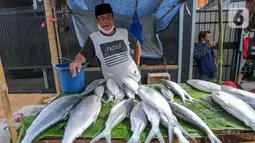 Pedagang ikan bandeng menunggu pembeli di kawasan Rawa Belong, Jakarta, Rabu (10/2/2021). Menjelang perayaan Imlek atau Tahun Baru China, penjualan ikan bandeng tambak sepi pembeli akibat pandemi Covid-19 dibanding tahun sebelumnya. (Liputan6.com/Fery Pradolo)