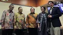 Menteri Keuangan Sri Mulyani berfoto bersama (kedua kanan) sebelum rapat kerja di Kompleks Parlemen, Senayan, Jakarta (5/9). Rapat itu membahas RUU tentang APBN tahun 2018. (Liputan6.com/Johan Tallo)