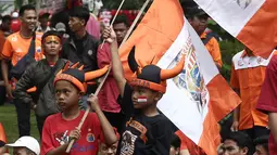 Jakmania mengibarkan bendera Persija saat penyerahan piala Liga I di depan Balai Kota, Jakarta, Sabtu (15/12). Kemenangan Persija di Liga 1 jadi momen bersejarah bagi masyarakat Ibu Kota. (Liputan6.com/Herman Zakharia)