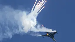 Sebuah pesawat tempur F-16 Fighting Falcon dari Belgia beraksi dalam pertunjukkan udara "Airpower 16" di Zeltweg, Austria, Jumat (2/9). (AFP Photo/Erwin Scheriau)