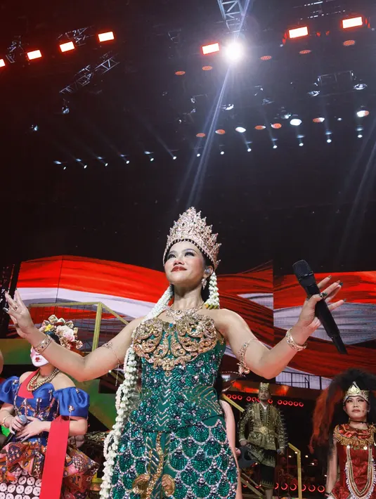 Lengkapi busananya, ia mengenakan mahkota emas dengan ronce melati panjang yang bikin ia tampil anggun maksimal [@yurayunita]