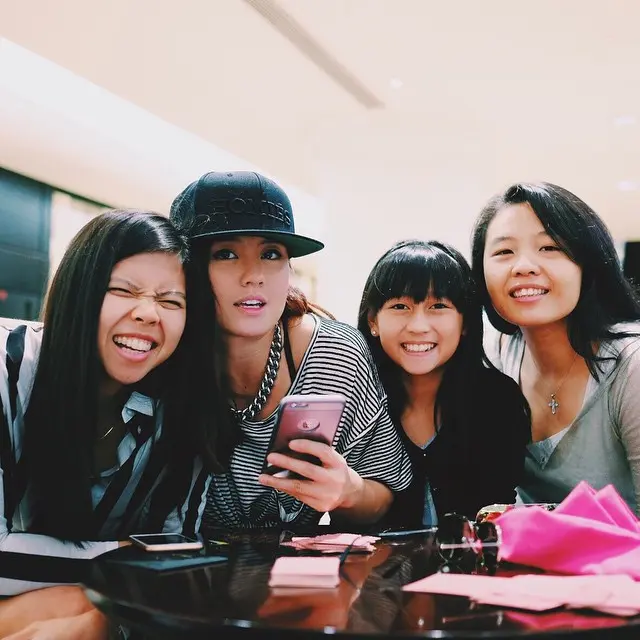 6 Potret Persahabatan Agnez Mo dan Greysia Polli, Bak Saudara Kandung