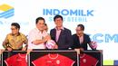 Direktur Utama SCM, Sutanto Hartono (kanan) bersama Ketua Umum PSSI, Erick Thohir, bersamalaman dengan simbolis menyerahkan bola dan jersey Timnas Indonesia tanda simbolis perpanjangan kerja sama antara SCM dengan PSSI dilakukan dalam PSSI Partner Summit 2024 di Hotel Park Hyatt, Jakarta Pusat, pada Senin (16/12/2024). (Bola.com/Abdul Aziz)
