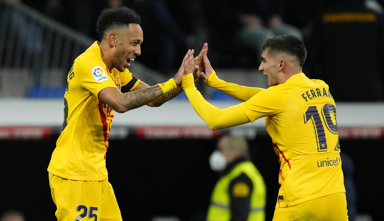 Bintang Timnas Gabon itu membuka skor sekaligus menutupnya dalam kemenangan fantastis Los Blaugrana empat gol tanpa balas. (AP/Manu Fernandez)