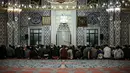 Jemaah menunaikan salat tarawih malam pertama Ramadan 1439 H di Masjid Nizamiye di Midrand, Johannesburg, Afrika Selatan (16/5). Nama masjid ini terinspirasi oleh Nizamiye Madrasahs abad ke-11. (AFP Photo/Gulshan Khan)