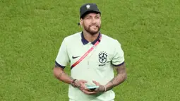 Neymar terlihat menghadiri laga tersebut setelah absen karena cedera yang ia terima pada matchday pertama Piala Dunia 2022 saat melawan Serbia. (AP/Alessandra Tarantino)