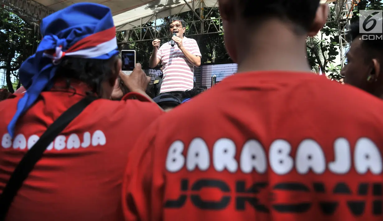 Pembina Bara Baja Djarot Syaiful Hidayat memberi sambutan saat deklarasi dukungan untuk Jokowi-Ma'ruf Amin, Jakarta, Minggu (16/9). Dalam deklarasi ini turut hadir Hasto Kristiyanto, Maman Imanulhaq dan Diaz Hendropriyono. (Merdeka.com/Iqbal S. Nugroho)