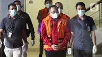 Bupati Musi Banyuasin periode 2017-2022, Dodi Reza Alex Nurdin (tengah) digiring petugas sesaat sebelum rilis penetapan dan penahanan tersangka di Gedung KPK Jakarta, Sabtu (13/10/2021). (Liputan6.com/Helmi Fithriansyah)