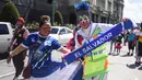 Dua badut Salvador berpose selama parade pada Konvensi Badut Regional ke-5 di kota Guatemala, Rabu (19/9). Dalam acara tersebut, dengan kostum warna-warninya mereka berparade menelusuri jalanan pusat sejarah Guatemala City. (AFP / Johan ORDONEZ)