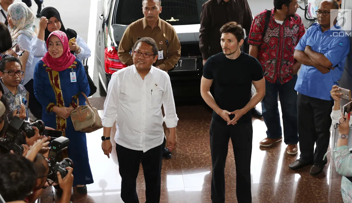 Menkominfo Rudiantara menerima kunjungan pendiri sekaligus CEO Telegram, Pavel Durov setibanya di Kemenkominfo, Jakarta, Selasa (1/8). Kunjungan ini berhubungan dengan pemblokiran 11 Domain Name System (DNS) situs web Telegram. (Liputan6.com/Angga Yuniar)