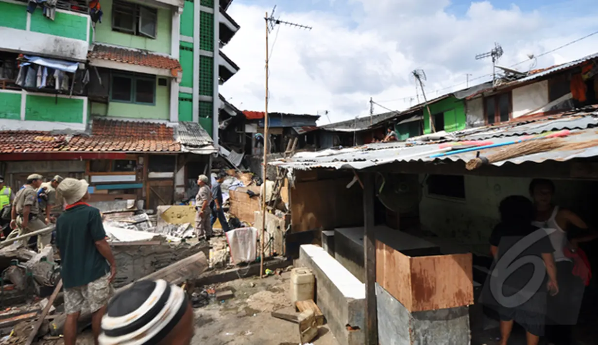 Suasana bangunan liar di kawasan rusun tanah tinggi saat ditertibkan oleh satpol PP, Jakarta, Rabu (4/3/2015).  Sebanyak 10 bangunan liar di Rumah Susun (Rusun) Tanah Tinggi ditertibkan aparat satpol PP. (Liputan6.com/Faizal Fanani)