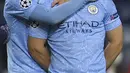 Pemain Manchester City, Phil Foden memeluk Sergio Aguero usai pertandingan melawan Chelsea pada babak final Liga Champions di Stadion Dragao di Porto, Portugal, Minggu (30/5/2021). Man City kalah atas Chelsea dengan skor 1-0. (David Ramos/Pool via AP)