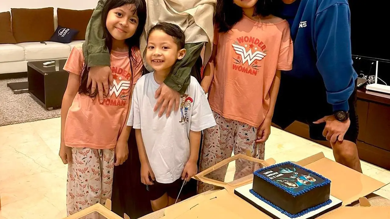 Desta, Natasha Rizky, dan Tiga Buah Hatinya (Instagram/desta80s)