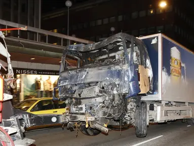 Kondisi truk yang menabrak kerumunan orang di Jalan Drottninggatan, pusat kota Stockholm, Swedia (8/4). Truk yang menewaskan 4 orang tersebut diketahui milik perusahaan bir Spendrups. (AFP/Odd Andersen)