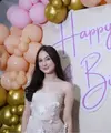 Di hari ulang tahunnya kali ini, Laura Moane tampil menawan dengan anggun strapless memamerkan bahu indahnya. Gaun warna nude tersebut memiliki aksen bunga putih 3D. [@its_lauraamoane]