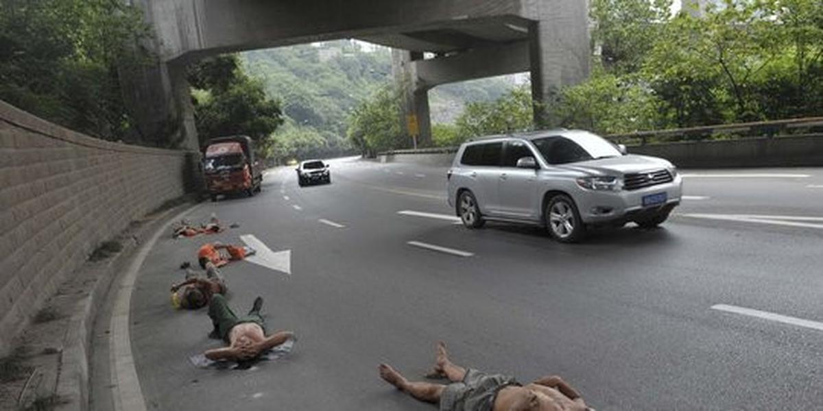 Kepanasan, para pekerja ini tidur di tengah jalan