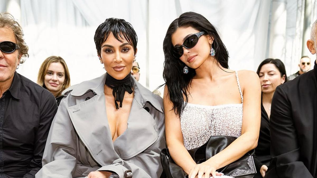 Gaya Kakak-Berardik Kim Kardashian dan Kylie Jenner Tampil Ikonik di Barisan Depan Paris Fashion Week