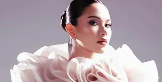 Berbalut gaun ruffle, tampilan Alyssa Daguise begitu dramatis. [Foto; Instagram/ Alyssa Daguise]