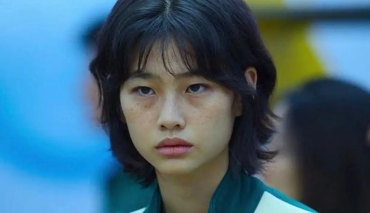 Jung Ho Yeon memikat penonton dengan potongan rambut pendek bergelombang serta poni acaknya saat memerankan karakter Kang Sae Byok di serial drama Populer 2021, Squid Game. (Instagram/alwaysyoyeon).