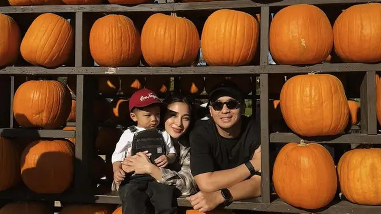 6 Potret Nikita Willy Ajak Baby Issa ke Ladang Labu Amerika, Panen Jelang Halloween