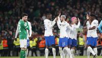 Pemain Timnas Prancis merayakan kemenangan pada laga kontra Irlandia di Grup B Kualifikasi Euro 2024 yang digelar di Aviva Stadium, Dublin, Selasa (28/3/2023) dini hari WIB. Prancis menang 1-0 dalam laga ini. (AP Photo/Peter Morrison)