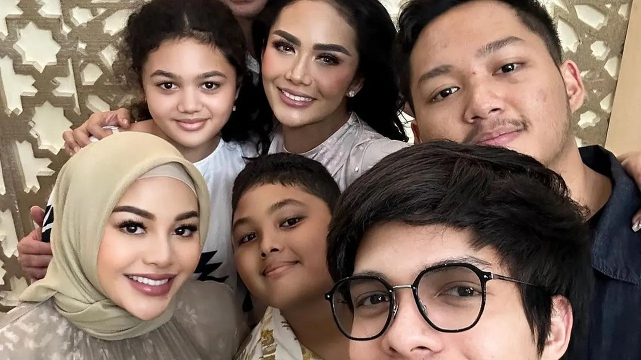 Atta Halilintar dan Aurel Hermansyah sambangi rumah Krisdayanti – Raul Lemos jelang berangkat mudik Lebaran idul Fitri 2023 ke Jember (Foto: Instagram aurelie.hermansyah)