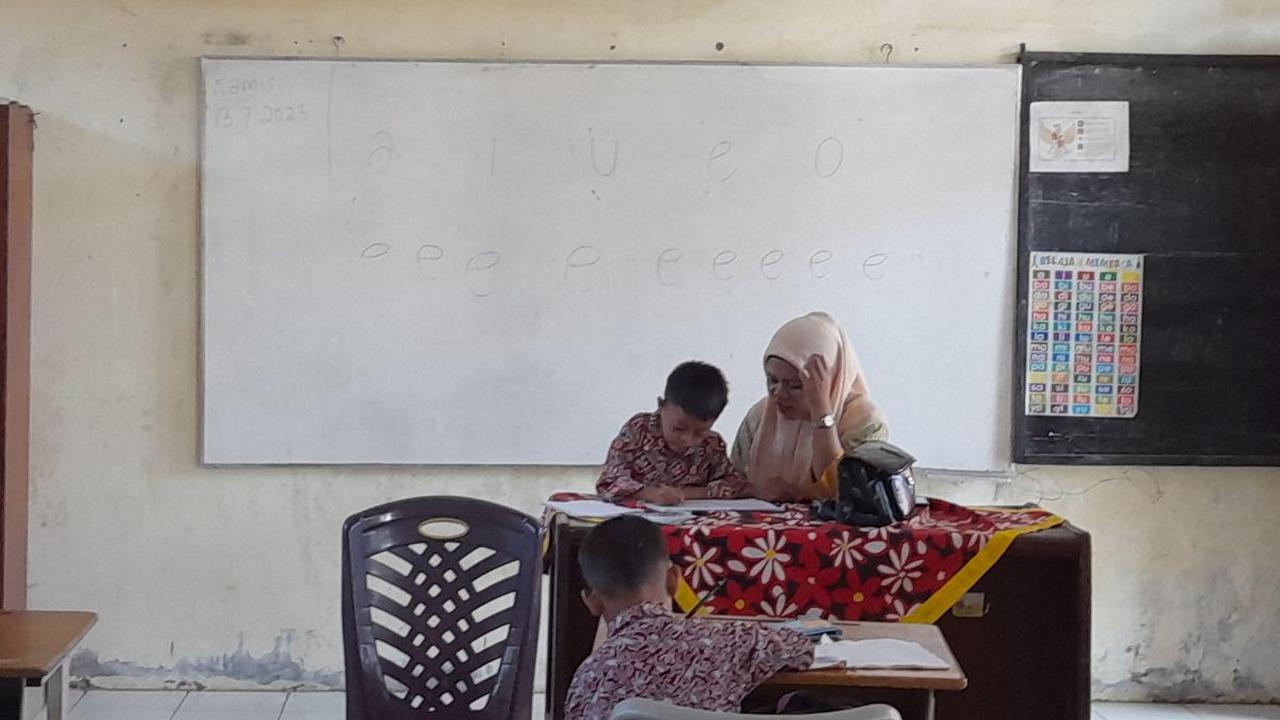 Sebenarnya sempat ada satu murid yang mendaftar. Namun, karena tidak ada temannya, siswa itu memilih mundur.