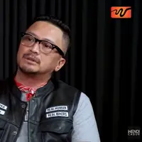 Baru terungkap, Ferry Maryadi pernah mendekam dalam penjara. Kejadian waktu masih masa SMA itu tidak banyak yang tahu. Bahkan, orangtuanya yang tinggal di Jakarta juga tidak mengetahui sampai sekarang. Pria yang biasa disapa Kang Ferry itu di tahan di Bandung. [Youtube/WENDI CAGUR]