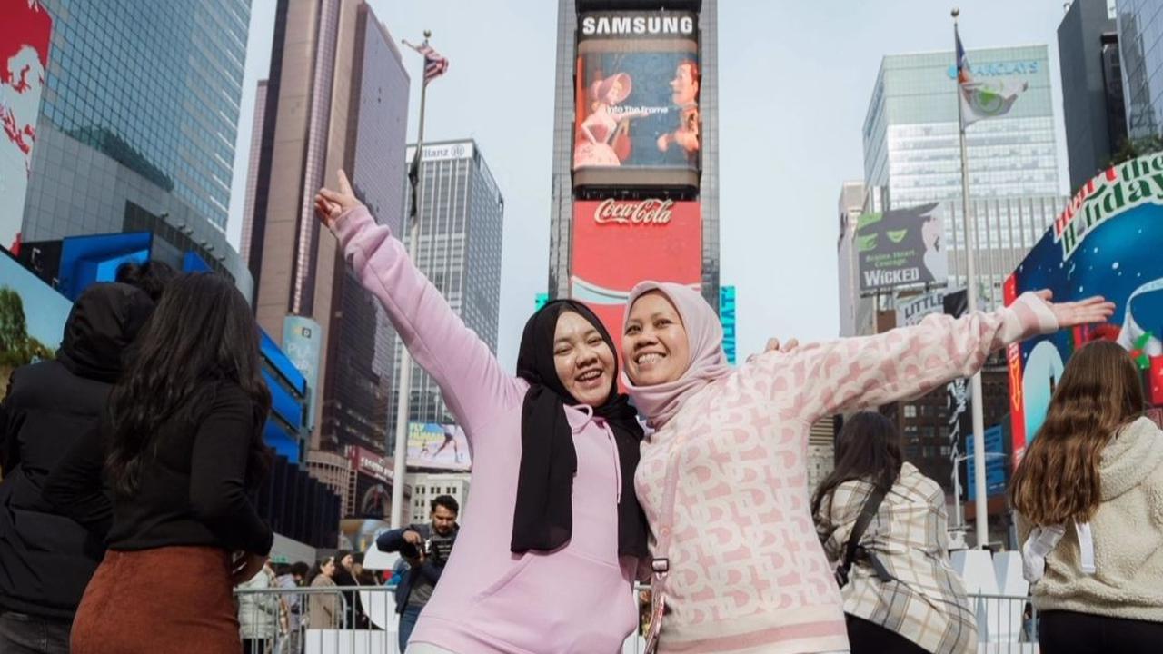Foto-foto Sus Rini Pengasuh Rayyanza di Times Square New York, Tulis Pesan yang Bikin Terenyuh 'Ya Allah Terima Kasih