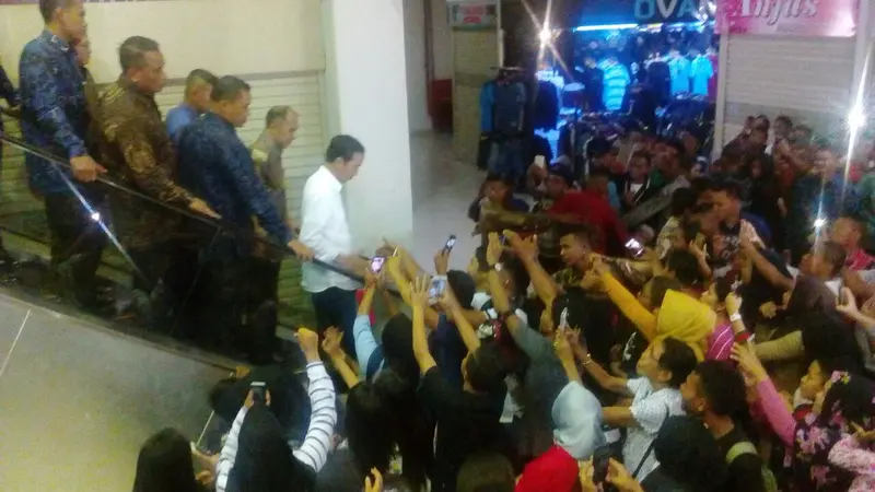 Jokowi di pusat perbelanjaan Ambon