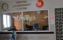 Makin Panas, Pendemo Depan Gedung DPR Emosi Lempar Kursi ke Pos Penukaran Identitas