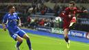 Bek Liverpool, Andrew Robertsone, melepaskan tendangan ke gawang KRC Genk pada laga Liga Champions 2019 di KRC Genk Arena, Rabu (23/10). Liverpool menang 4-1 atas KRC Genk. (AP/Francisco Seco)