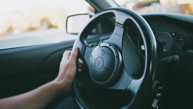 2. Menggunakan Ponsel Saat Mengemudi