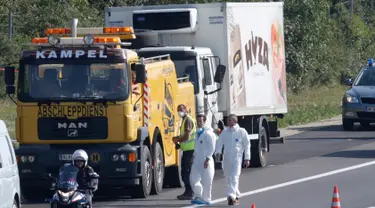 Sebanyak 50 imigran gelap ditemukan tewas di sebuah truk yang diparkir di sebuah jalan tol di Austria, dekat perbatasan Hongaria, Kamis (27/8/2015). Indikasi awal mereka tewas karena kekurangan oksigen. (REUTERS/Heinz-Peter Bader)