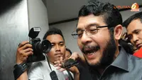 Hakim Konstitusi Anwar Usman yang datang dengan mengenakan baju berwarna hitam langsung dikerubuti wartawan usai menjadi saksi di persidangan Chaerunnisa (Liputan6.com/Herman Zakharia).
