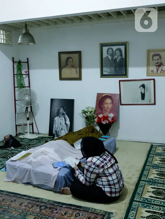 Seorang perempuan berdoa di dekat jenazah artis senior Ade Irawan di rumah duka kawasan Lebak Buluk, Jakarta Selatan, Jumat (17/1/2020). Ibunda Ria Irawan tersebut meninggal dunia di Rumah Sakit Fatmawati pada Jumat (17/1/2020) pada usia 82 tahun. (Liputan6.com/Johan Tallo)