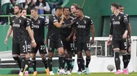 Para pemain Juventus merayakan gol yang dicetak oleh Adrien Rabiot ke gawang Sporting CP pada laga leg kedua perempat final Liga Europa di Stadion the Alvalade, Jumat (21/4/2023). (AP Photo/Armando Franca)