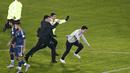 Suporter menerobos masuk lapangan saat laga Argentina vs Uruguay di Stadion La Portada. (REUTERS/Mariana Bazo)