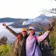 Pada momen sunrise trekking, Luna tampil standout mengenakan outer windbreaker oversized warna lilac bermotif abstrak yang memberi sentuhan playful di tengah nuansa earthy pegunungan.  [@lunamaya].