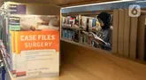 Pengunjung membaca salah satu koleksi buku di Perpustakaan Jakarta dan Pusat Dokumentasi Sastra HB Jassin di Pusat Kesenian Jakarta, Taman Ismail Marzuki, Sabtu (17/5/2025). (Liputan6.com/Herman Zakharia)