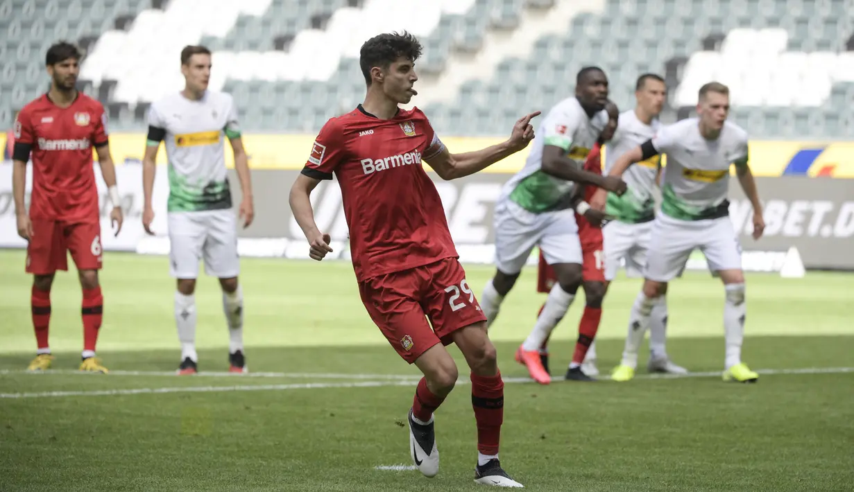 Pemain Bayer Leverkusen, Kai Havertz, mencetak gol ke gawang Borussia Moenchengladbach pada laga Bundesliga, Minggu (24/5/2020). Bayer Leverkusen menang 3-1 atas Borussia Moenchengladbach. (AFP/Ina Fassbender)