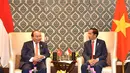Presiden Joko Widodo melakukan pertemuan bilateral dengan Perdana Menteri Vietnam, Nguyen Xuan Phuc disela Konferensi Tingkat Tinggi Peringatan ASEAN-India di Hotel Taj Enclave Diplomatic, New Delhi, Jumat (26/1). (Liputan6.com/Pool/Biro Pers Setpres)