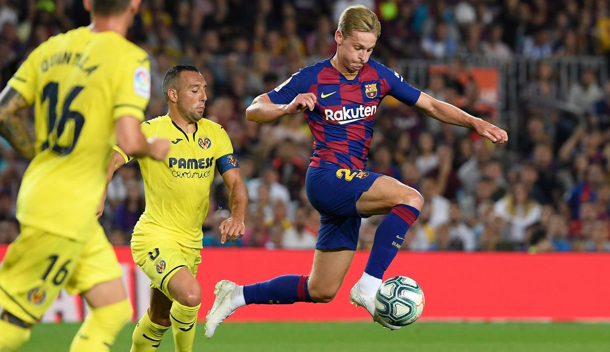 Frenkie De Jong sukses menjadi superstar muda bagi Barcelona. Pemain berusia 24 tahun tersebut bahkan dinobatkan sebagai salah satu gelandang terbaik di dunia. De Jong tercatat memiliki presentase passing sebesar 91,5%. (AFP/Lluis Gene)