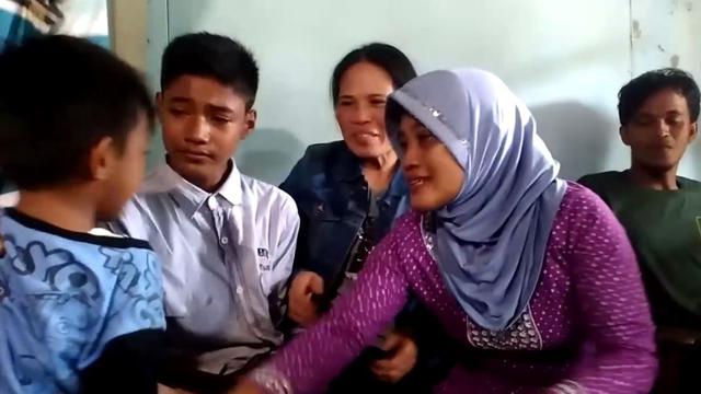 Parinah di tengah keluarganya. (Foto: Liputan6.com/Muhamad Ridlo)